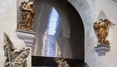 Staré v novém. Zalomená nerezová st�na odd�luje prostor kinosálu a studovny od hlavní kostelní lodi. Ta je sjednocena pomocí polopr�hledné bílé lazury a dává tak vyniknout tvaru prostoru a vystaveným exponát�m. 