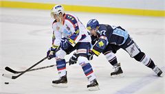 Útoník Vítkovic Roman Szturc (vpravo) a pardubický útoník Ale Hemský