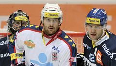  Zleva branká Vítkovic Roman Málek, pardubický útoník Jií Cetkovský a obránce Michal Barinka