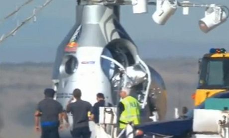 Tým Felixe Baumgartnera nafukuje balon na cestu do stratosféry