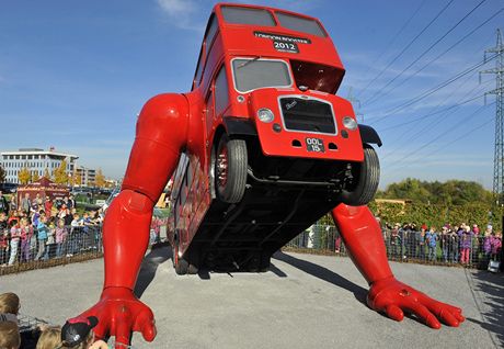 ervený klikující autobus výtvarníka Davida erného, který se stal velkou atrakcí letních olympijských her v Londýn, byl 17. íjna slavnostn odhalen pi píleitosti otevení dtského hit v Praze na Chodov. 