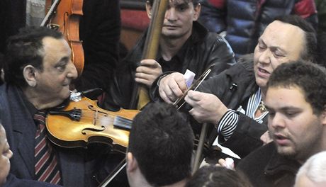 Romové dávají houslistm za smyce tisícikorunové bankovky.