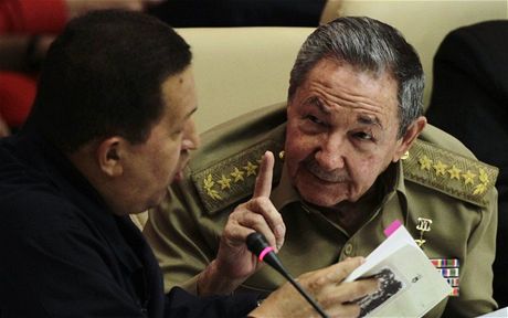 Kubánský prezident Raúl Castro hovoí s venezuelským protjkem Hugo Chávezem