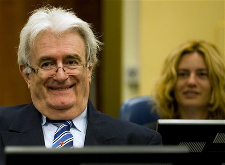 Bval politick vdce bosenskch Srb Radovan Karadi ped Mezinrodnm trestnm tribunlem pro bvalou Jugoslvii v Haagu