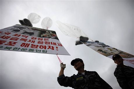 Jihokorejci posílají na sever protireimní letáky