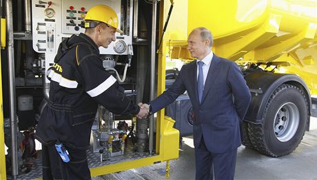 Vladimir Putin pi návtv komplexu ropné spolenosti Rosnf ve Vladivostoku.