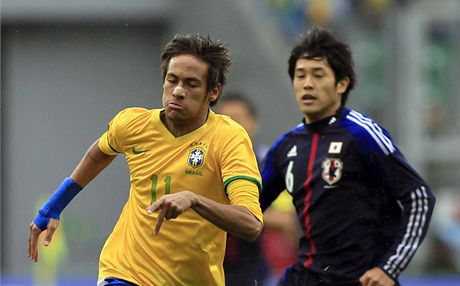 Brazilská fotbalová hvzda Neymar (vlevo) a Japonec Uida