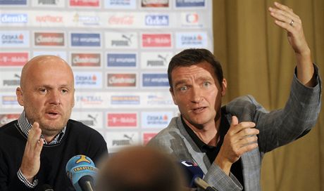 Trenér fotbalové reprezentace Michal Bílek (vlevo) a manaer reprezentace Vladimír micer