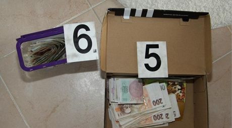 Peníze v krabici od bot zajitné pi domovní prohlídce