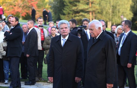 Nemcký prezident Joachim Gauck a Václav Klaus se poklonili v Lidicích památce obtem nacismu 