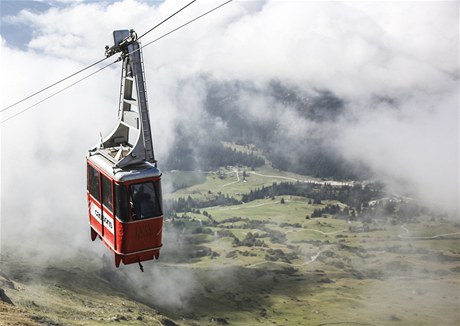 Na vrchol Cassons, který se tyí nad vesnicí Flims, vede pozoruhodná kabinová lanovka.