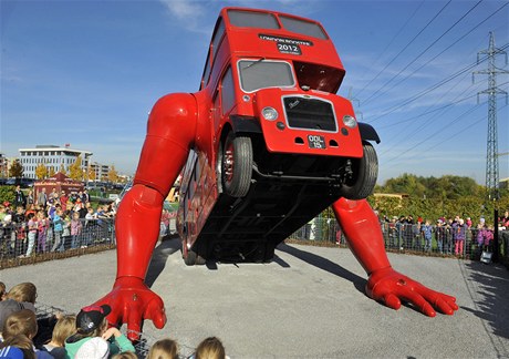 Červený klikující autobus výtvarníka Davida Černého, který se stal velkou atrakcí letních olympijských her v Londýně, byl 17. října slavnostně odhalen při příležitosti otevření dětského hřiště v Praze na Chodově. 