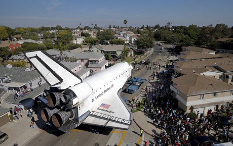 Raketoplán Endeavour pokračuje na cestě do muzea v Los Angeles .