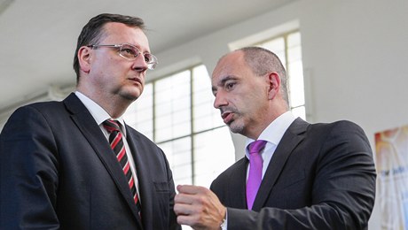 Premiér Petr Nečas a ministr průmyslu a obchodu Martin Kuba.