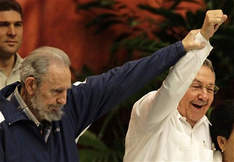 Kubánský prezident Raúl Castro se svým bratrem Fidelem. 