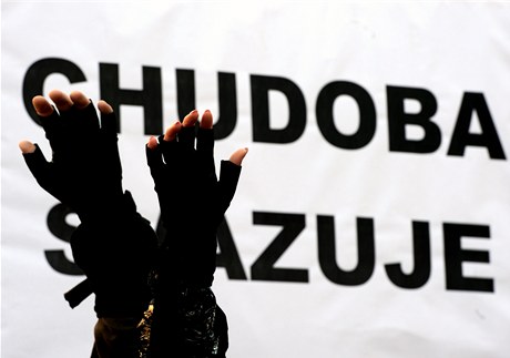 "Chudoba svazuje!" To bylo motto celé performance.