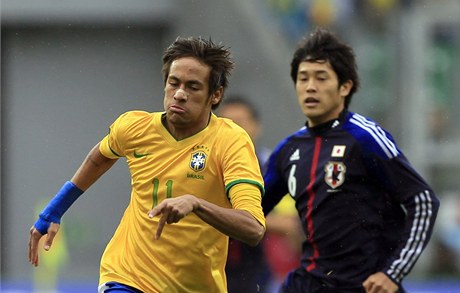 Brazilská fotbalová hvězda Neymar (vlevo) a Japonec Učida