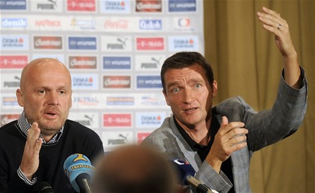 Trenér fotbalové reprezentace Michal Bílek (vlevo) a manažer reprezentace Vladimír Šmicer