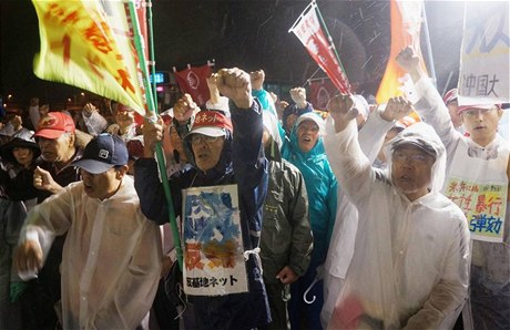 Ped americkou základnou na Okinaw protestovali Japonci.