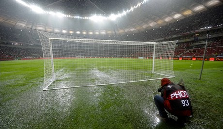 Trávník na varšavském stadionu byl po průtrži mračen nehratelný.