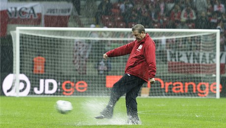 Roy Hodson na varavském stadionu.