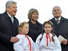 Zleva nmecký prezident Joachim Gauck, jeho partnerka Daniela Schadtová a eský prezident Václav Klaus navtívili památník v Lidicích na Kladensku 