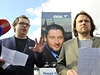 Dokumentaristé Vít Klusák (vlevo) a Filip Remunda (vpravo) pimalovali 11. íjna v Praze na volebním billboardu ODS tykadla senátnímu kandidátovi strany Tomái Töpferovi. 