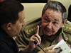 Kubánský prezident Raúl Castro hovoí s venezuelským protjkem Hugo Chávezem