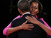  Michelle Obamová objímá svého mue. Za nkolik sekund zane oste sledovaná televizní debata