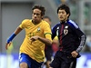 Brazilská fotbalová hvzda Neymar (vlevo) a Japonec Uida