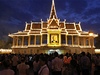 V kambodské metropoli byly vlajky staeny na pl erdi a lidé veho vku picházeli poklonit se zesnulému do parku ped královským palácem.