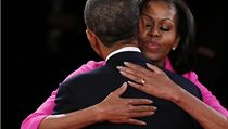  Michelle Obamov objm svho mue. Za nkolik sekund zane oste sledovan televizn debata