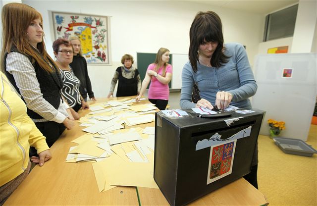 Senátní volby 2026: Hlasuje se bez křížků a jen striktně do žluté obálky