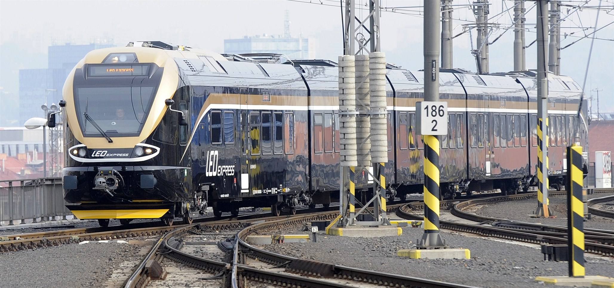 V Praze se poprvé p�edstavil jeden ze �výcarských vlak� Stadler Flirt .