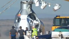 Tým Felixe Baumgartnera nafukuje balon na cestu do stratosféry