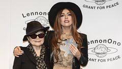 Zpvaka a performerka Lady Gaga získala mírovou cenu od Yoko Ono.