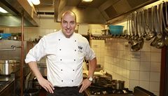 �éfkucha� restaurace Chateau St. Havel Ond�ej Slanina ve své kuchyni.