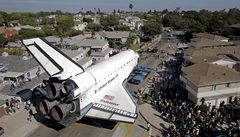 Raketopln Endeavour v ulicch Los Angeles. M do muzea