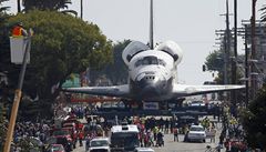 Raketoplán Endeavour pokra�uje na cest� ulicemi Los Angeles do muzea Kalifornského v�deckého st�ediska.