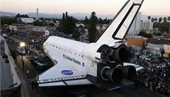 Pesun stroje, který díve létal kolem Zem rychlostí 28 000 kilometr za hodinu, si v ulicích msta nenechaly ujít tisíce lidí.