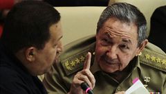 Kubánský prezident Raúl Castro hovoí s venezuelským protjkem Hugo Chávezem