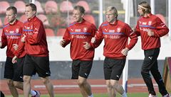 Zleva Michal Kadlec, David Limberský, Matj Vydra, Frantiek Rajtoral a Jaroslav Plail pi tréninku fotbalové reprezentace