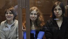 Soud zmnil trest jedn lence Pussy Riot, propustil ji na svobodu