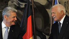 Joachim Gauck a Václav Klaus na tiskové konferenci v Praze