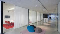 Krom� podobných odpo�inkových zón zde najdeme i horolezeckou st�nu nebo posilovnu.