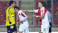 Milan koda ze Slavie (vpravo) a stelec prvního gólu Slavie Milan Nitrianský. Vlevo branká Píbrami Ale Hruka