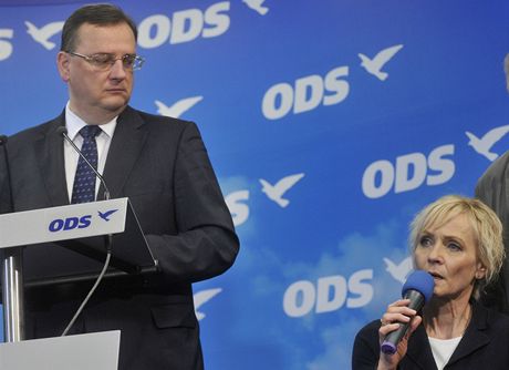Premiér Petr Neas pi tiskové konferenci po volbách. Vpravo je senátorka Daniela Filipiová a senátor Tomá Grulich.
