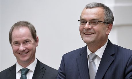 Ministr financí Miroslav Kalousek (vpravo) a poslanec Petr Gazdík vystoupili v Praze na tiskové konferenci strany TOP 09 a hnutí STAN. 
