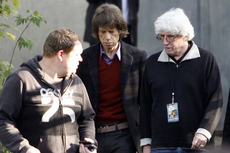 Mick Jagger ped paíským klubem Trabendo