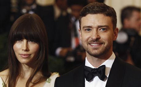 Herec a zpvák Justin Timberlake se oenil. Vzal si hereku Jessicu Bielovou. 